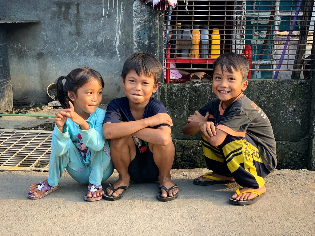 Enfants dans les rues de Kampung Sawah (mars 2020)  - © Romain Mailliu