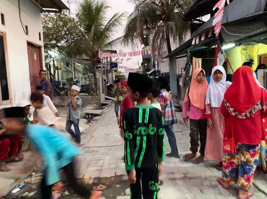 Enfant marchant dans la rue du bidonville