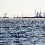 Les champs de pétrole de Neft Daşları : première exploitation offshore de l’histoire (photo Wikimedia)