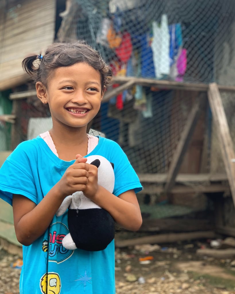 Petite fille résidante à Kampung Sawah (Avril 2020)  - © Romain Mailliu